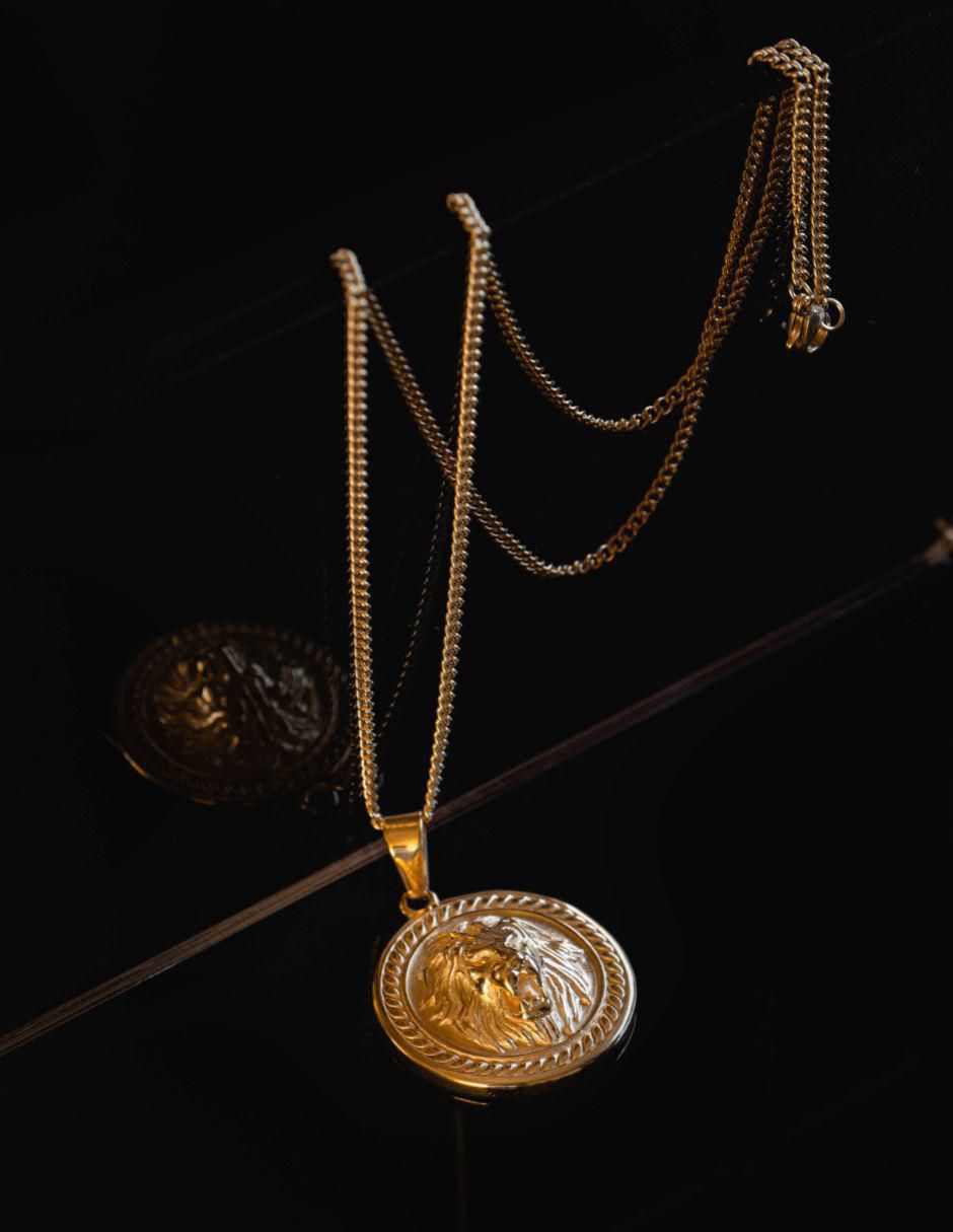 Collar circular León con acabado baño de oro 18 K 2